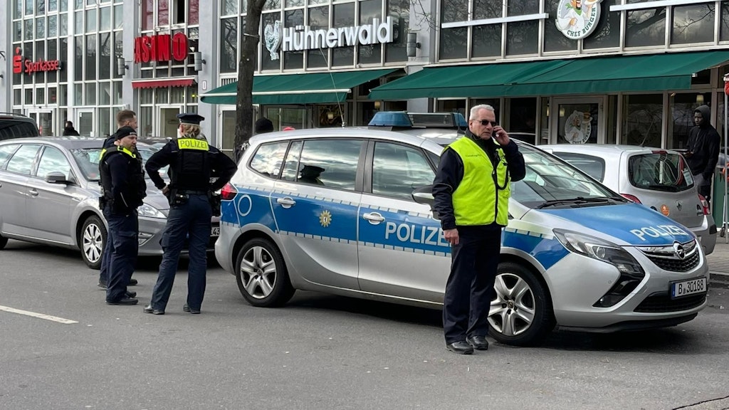 Polizei vor dem Einkaufszentrum in Staaken.