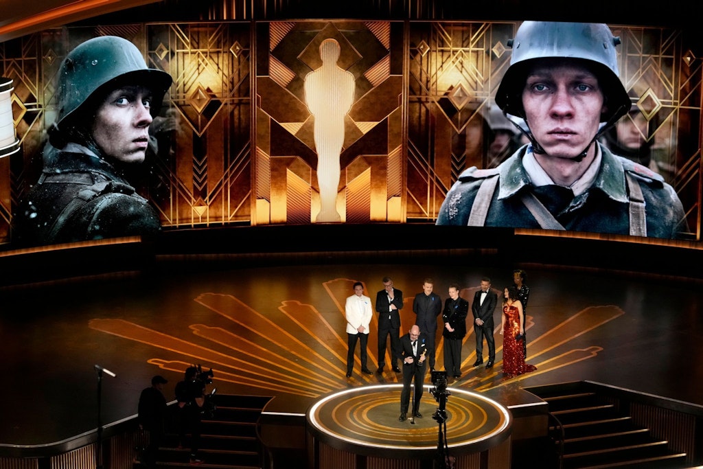 Regisseur Edward Berger nimmt den Oscar für „Im Westen nichts Neues“ für den besten internationalen Film entgegen.
