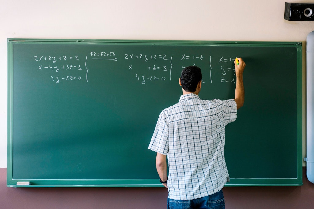 Lehrer an staatlichen Schulen zählen zum Bereich öffentlicher Dienst. Männer und Frauen verdienen in Berlin annähernd gleich viel.