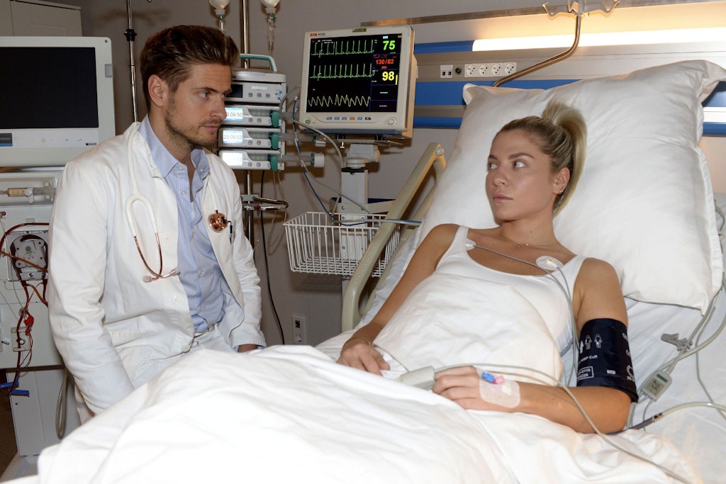 Philip (Jörn Schlönvoigt) behandelt Sunny (Valentina Pahde) im Krankenhaus.