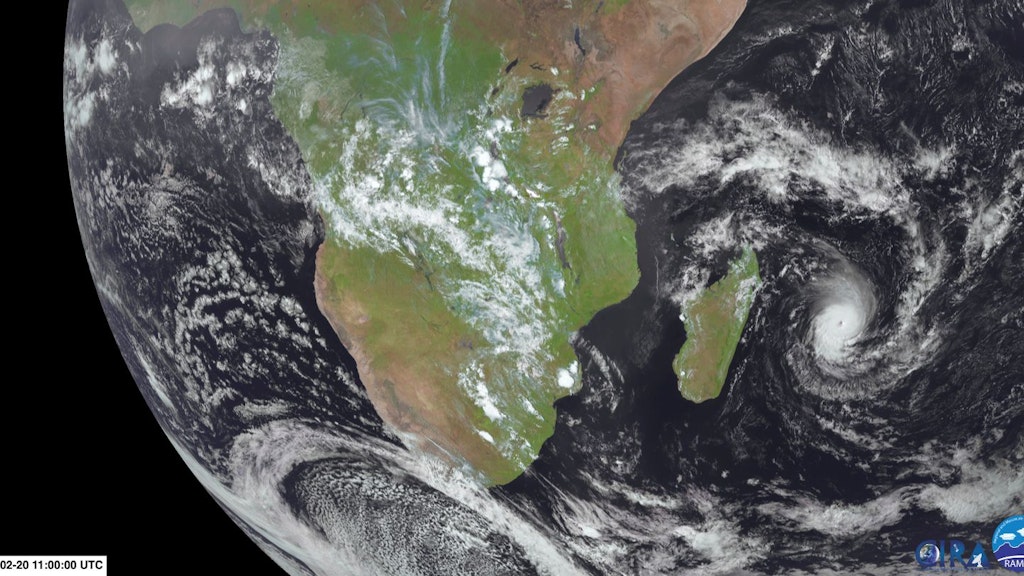 Ein Bild eines Satelliten zeigt den Zyklon „Freddy“ (r.) im Indischen Ozean in der Nähe von Madagaskar.