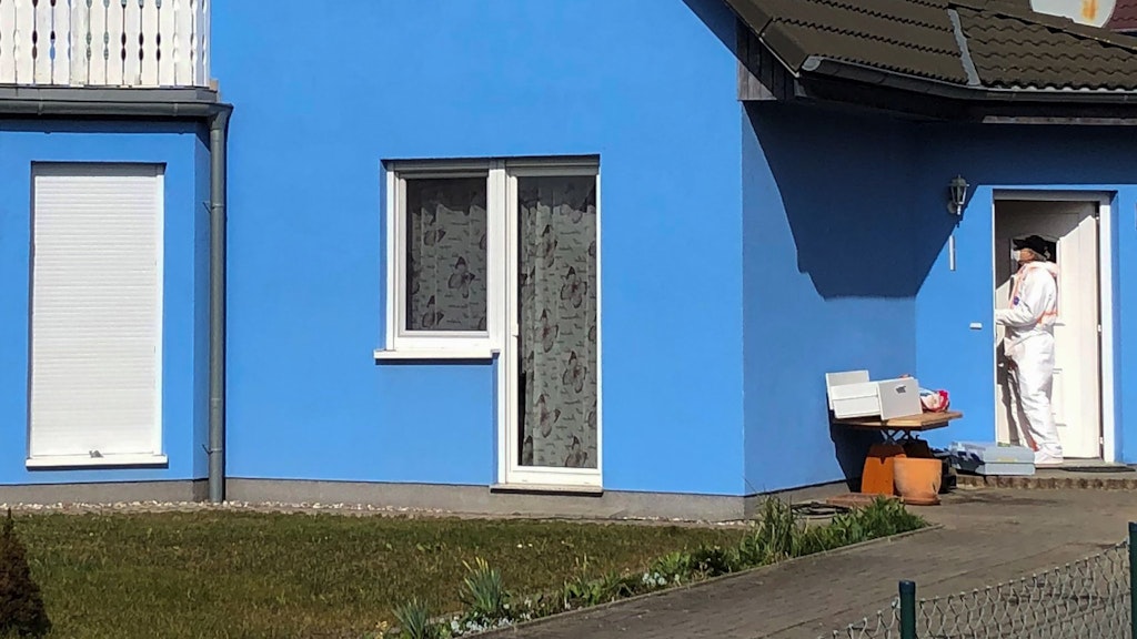 In diesem Haus fand das schreckliche Verbrechen statt. Hier ist die Spurensicherung dabei, Beweise zu sichern.