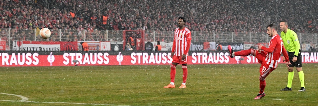 Notfalls per Standard! Ein Tor muss her. So wie hier im Hinspiel beim 3:3 zwischen dem 1. FC Union und Saint-Gilloise, als Josip Juranovic per Freistoß trifft.