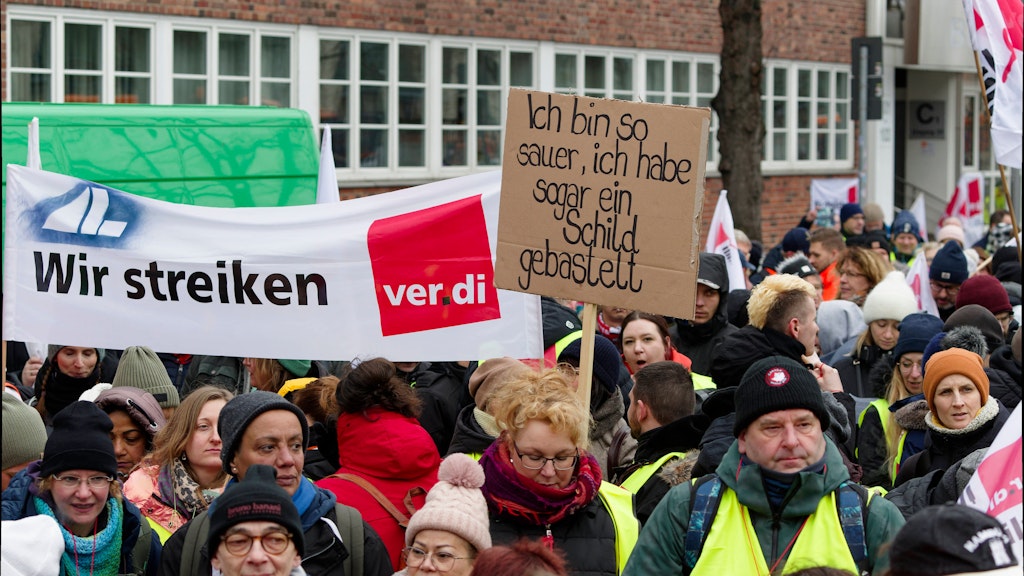 Immer wieder Warnstreiks: Der öffentliche Dienst kämpft auch in Berlin gerade um mehr Gehalt. Gefordert werden 10,5 Prozent Lohnplus oder 500 Euro mehr pro Monat.