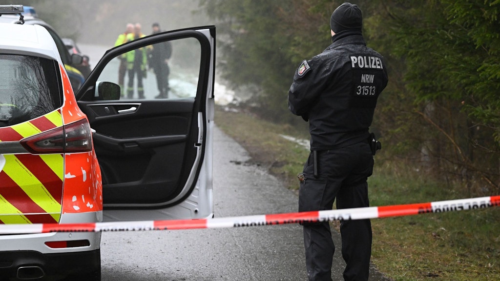 Einsatzkräfte der Polizei nahe des Fundorts der Leiche der zwölfjährigen Luise in Freudenberg. 