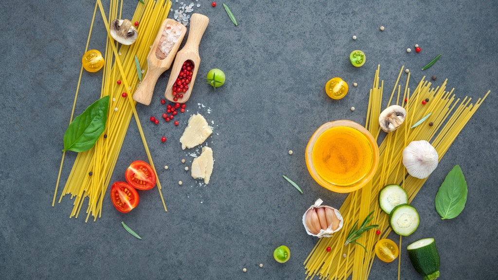 In diesem Rezept kommen die Nudeln mit viel frischem Gemüse und leckeren Gewürzen daher.