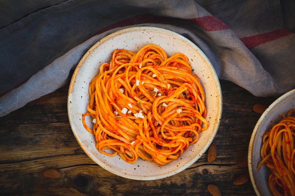 Mit dem Rezept für Nudeln mit Gemüsesoße jubelt man auch kleinen Gemüsemuffeln problemlos Vitamine unter.