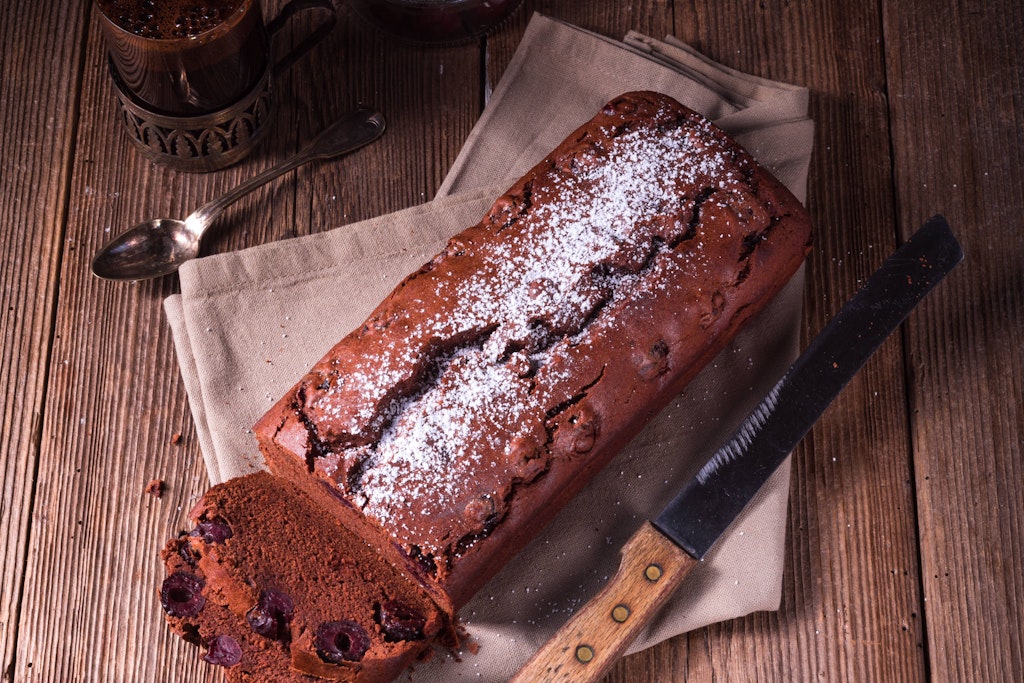 So saftig kann Kuchen aus der Kastenform sein! Das Rezept für Rotweinkuchen mit Kirschen schmeckt verführerisch gut.