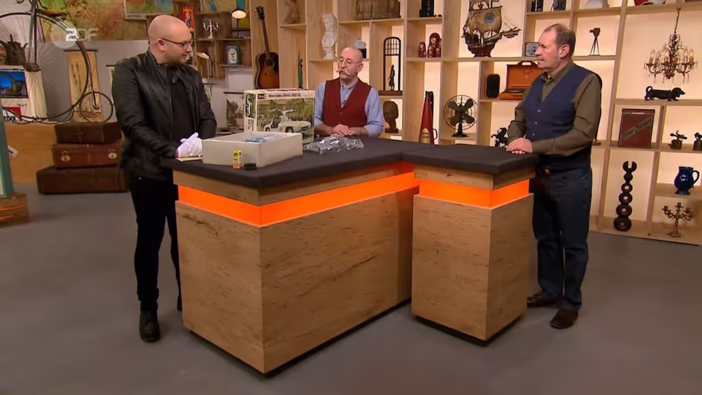 Experte Sven Deutschmanek erklärt den Mercedes 300 SL bei „Bares für Rares“.