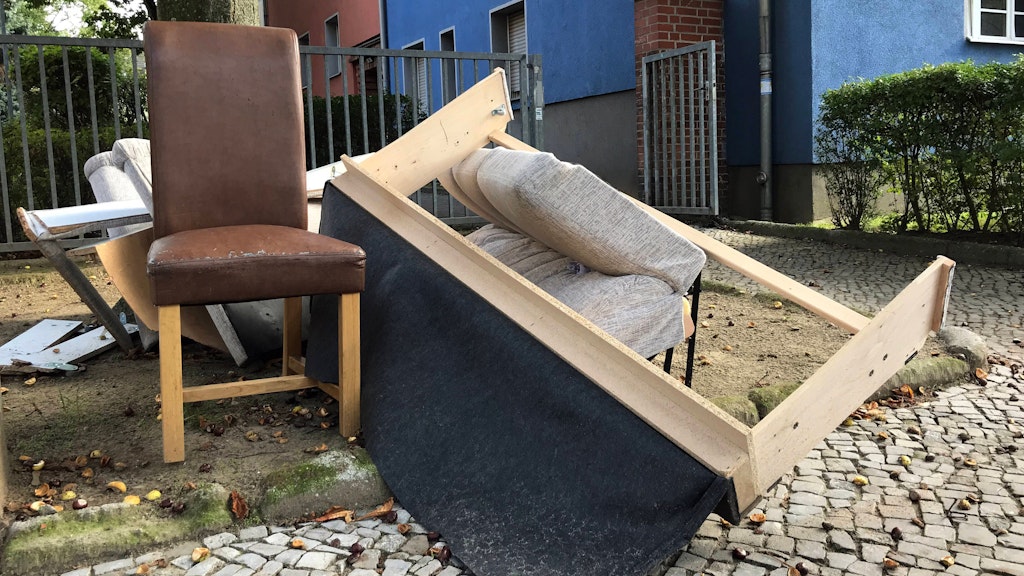  Sperrmüll liegt auf einem Gehweg. In Berlin ein alltägliches Bild. 