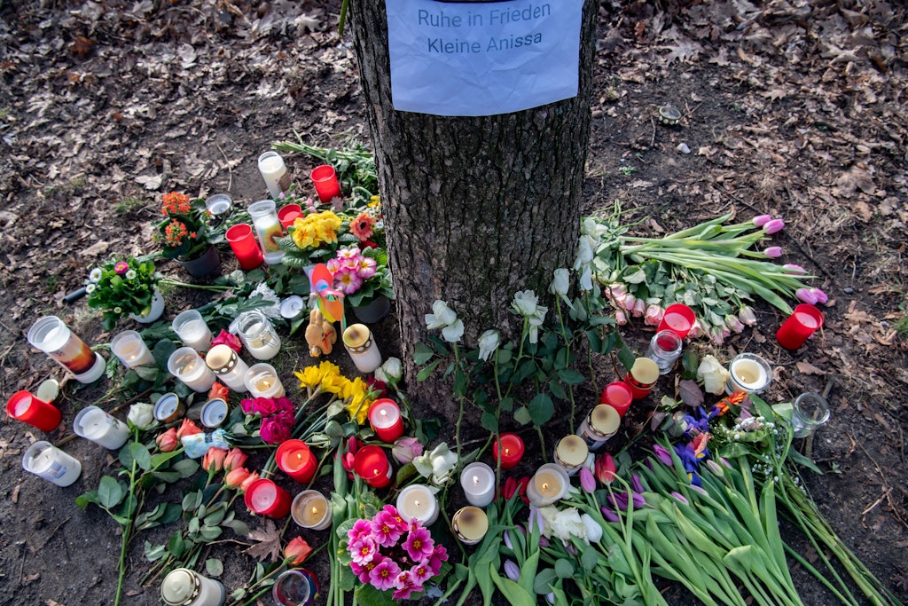 Eine Passantin hatte die schwer verletzte Anissa im Bürgerpark Pankow in einem Gebüsch gefunden. Das Motiv für die Tat bleibt weiter im Dunkeln.