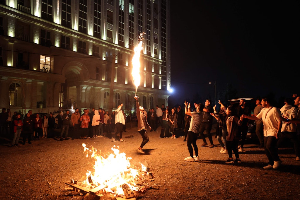 Männer und Frauen feiern in Teheran zusammen, gleichzeitig finden Proteste gegen das Regime statt.