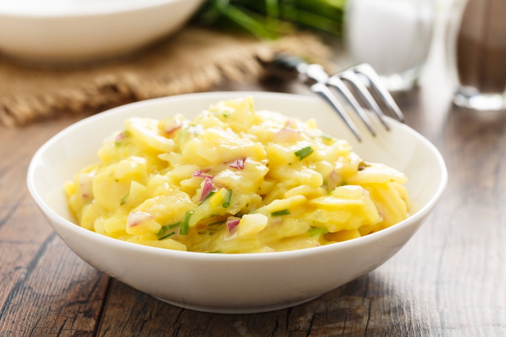 Kartoffelsalat muss nicht immer mit fettiger Mayonnaise zubereitet werden. Mit diesem Rezept wird er leicht und trotzdem lecker.