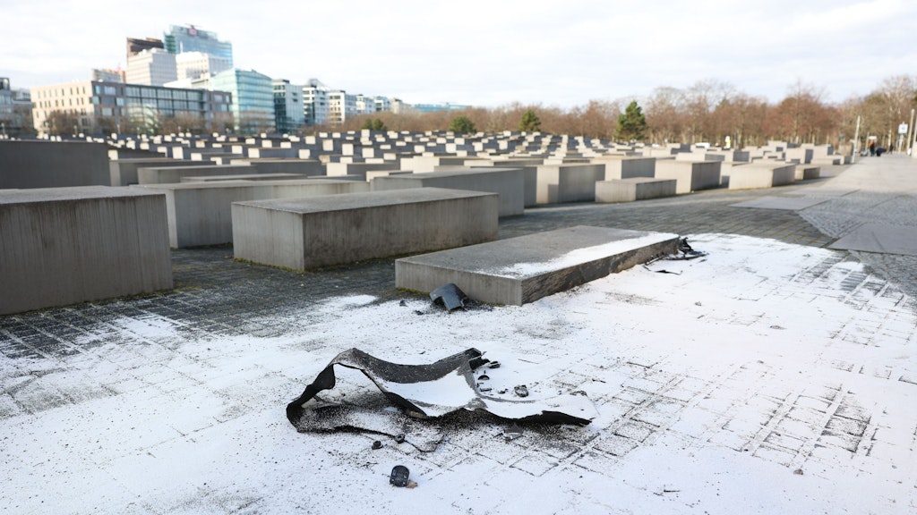 Trümmerteile des Autos am Holocaust-Mahnmal.