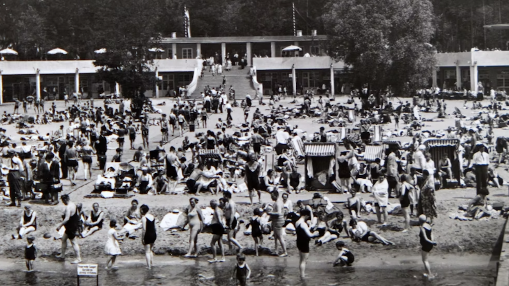 Das Foto zeigt das Strandbad Müggelsee in den 30er Jahren. Nach diesem historischen Vorbild soll es nun bis 2025 saniert werden. 