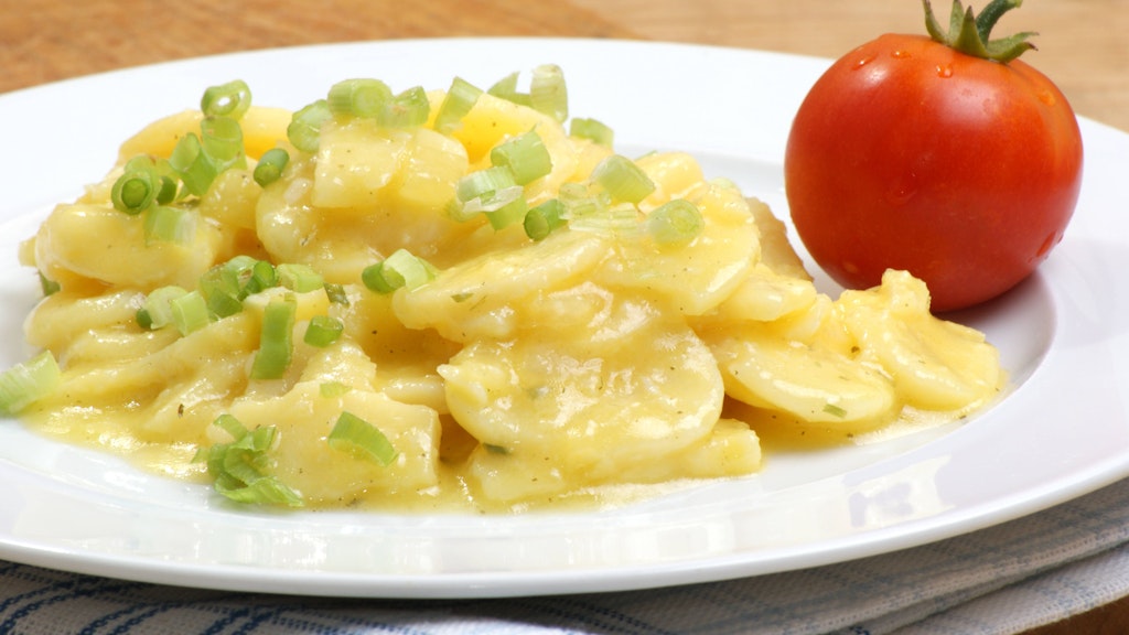 Kartoffelsalat mit Öl und Essig ist die perfekte Beilage.
