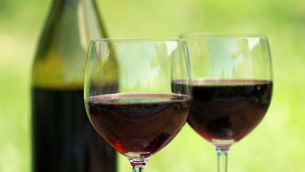 Kakao, Rotwein und Kirschen passen perfekt zusammen! Probieren Sie das Rezept für diesen saftigen Kuchen gleich aus!