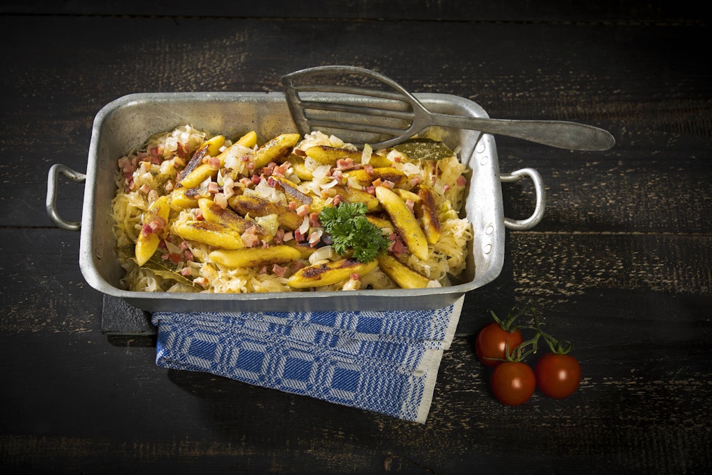 Schupfnudeln mit Kraut und Hackfleisch sind schnell zubereitet - das Rezept ist perfekt fürs Abendessen. Wer mag, kann die Pfanne auch mit Speck zubereiten.