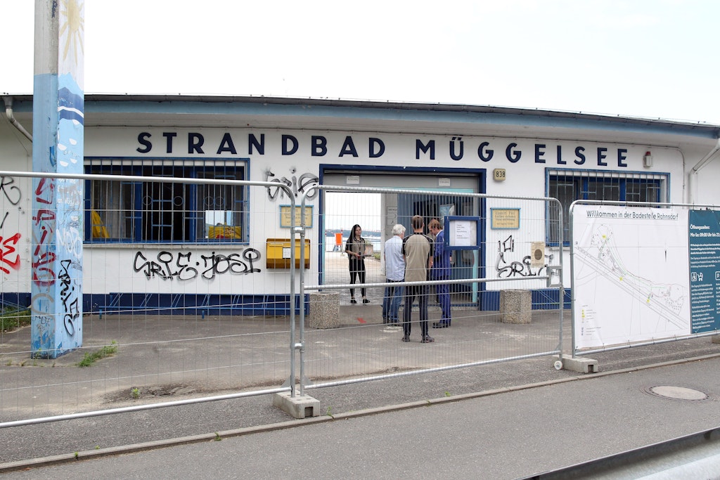 Das Strandbad Müggelsee ist abgezäunt. Seit 2021 laufen dort die Sanierungsarbeiten. Auch wenn das Projekt nun teurer wird: Badegäste sollen auch künftig gratis in das Bad kommen.