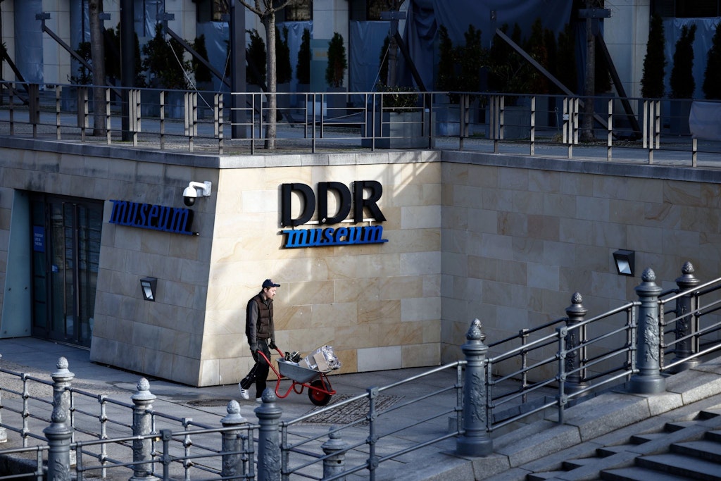 Endlich öffnet das bei Touristen und Einheimischen beliebte DDR-Museum wieder. Drei Monate nach dem Platzen des Aquariums in einem Berliner Hotel sind die Aufräumarbeiten bald abgeschlossen. 