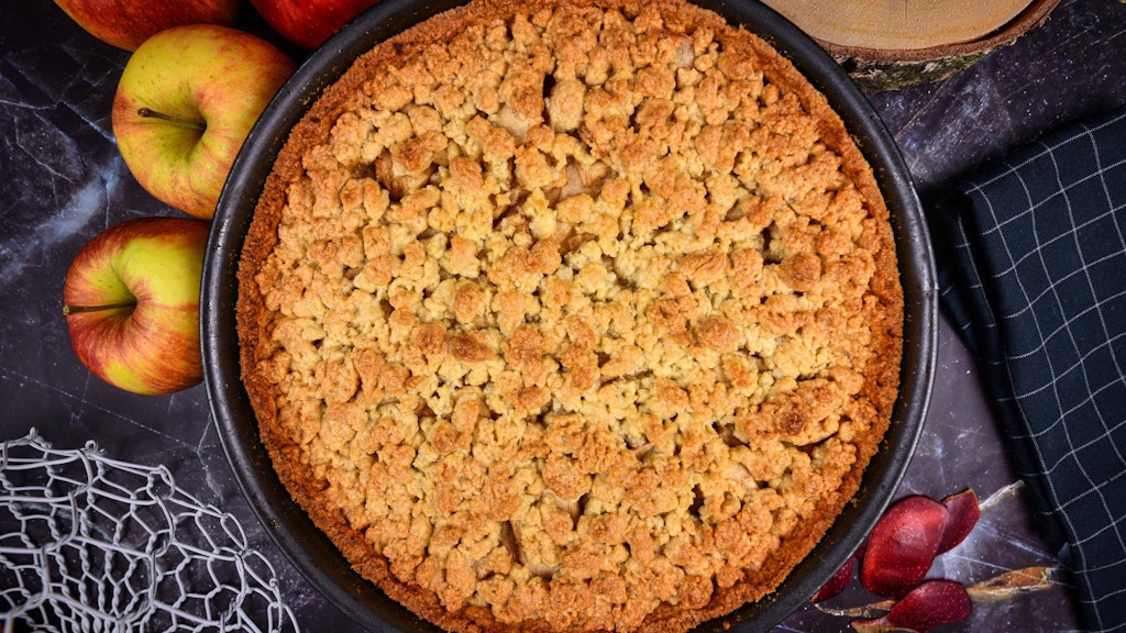Dieses Rezept für Apfelkuchen mit Pudding und Streuseln gelingt garantiert!