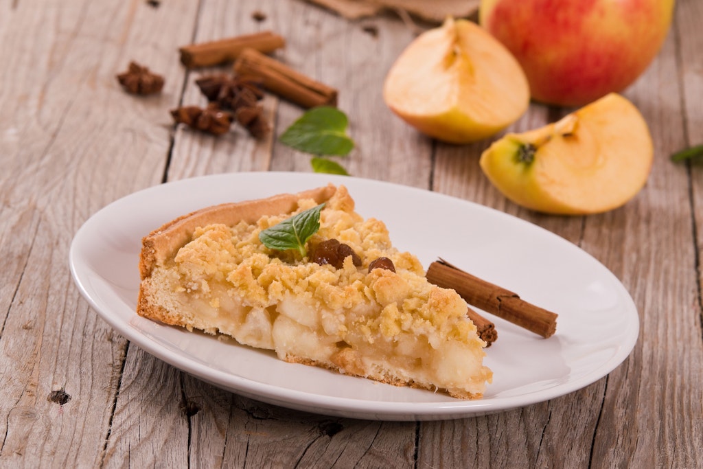 Ein köstliches Stück Apfelkuchen mit Pudding und Streuseln ist Balsam für die Seele - vor allem nach diesem einfachen und genialen Rezept.