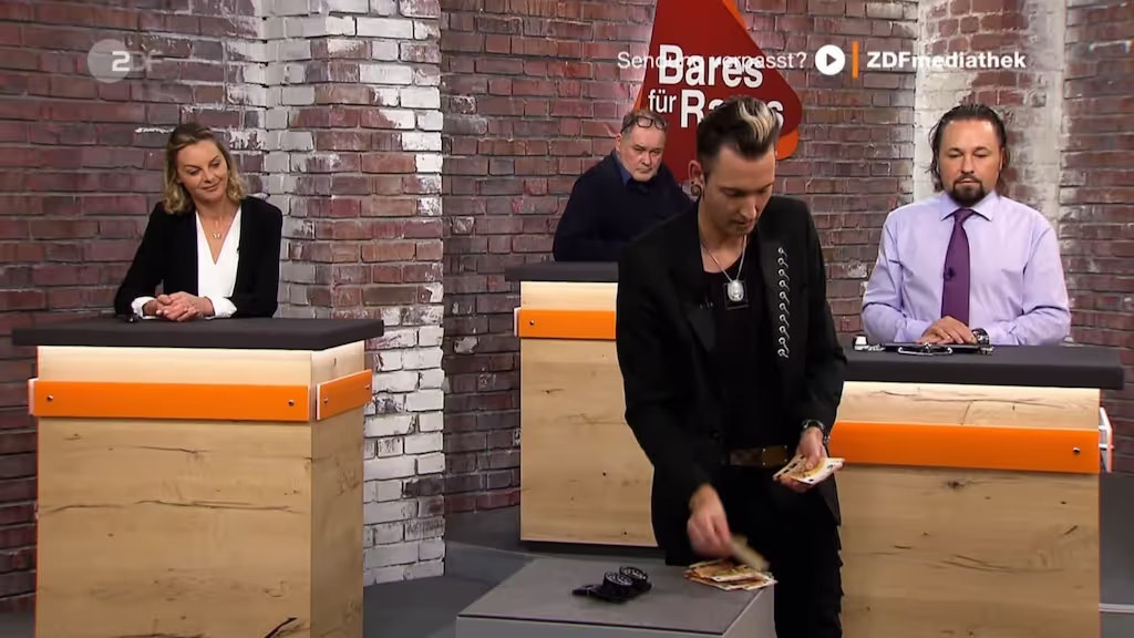 Fabian Kahl bekommt den Zuschlag für die Uhren, die bei „Bares für Rares“ zum Verkauf standen.