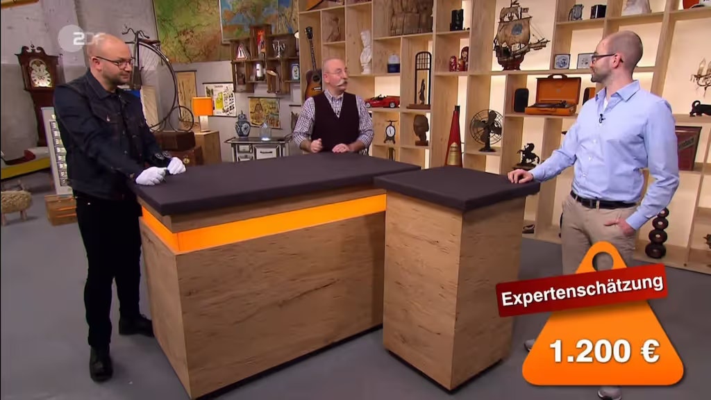 „Bares für Rares“-Experte Sven Deutschmanek ist begeistert von den Uhren aus der Cessna, die Kandidat Fabian Surrmann mitgebracht hat.