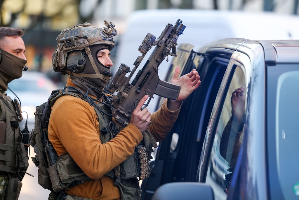 Schwerbewaffnete Spezialeinsatzkräfte der Polizei am Mittwoch in Berlin-Charlottenburg im Einsatz.