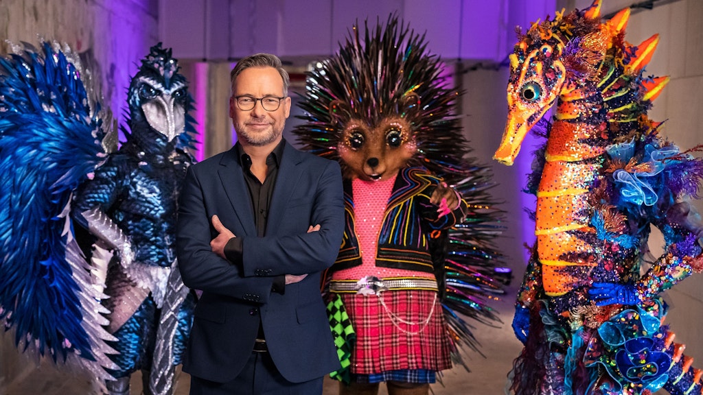 Matthias Opdenhövel moderiert „The Masked Singer“ auch in diesem Jahr - hier ist er mit den ersten Kostümen zu sehen.