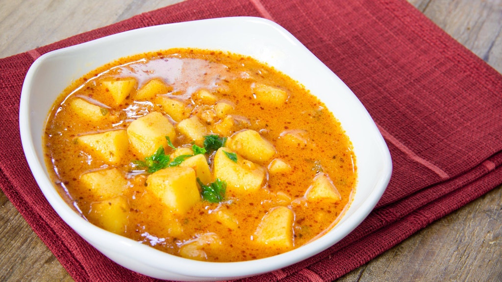 Wer auf Fleisch verzichtet, kann die Würstchen im Kartoffelgulasch auch einfach weglassen - das Rezept ist variabel.