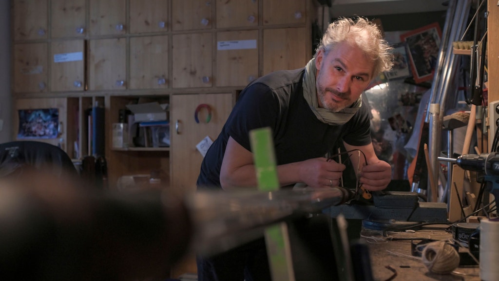 In der Requisite sorgt Chef Thorsten Griese-Franck für den letzten Schluff an den Metallstangen, die in der Kampfszene von „Romeo & Julia“ zu sehen sind.