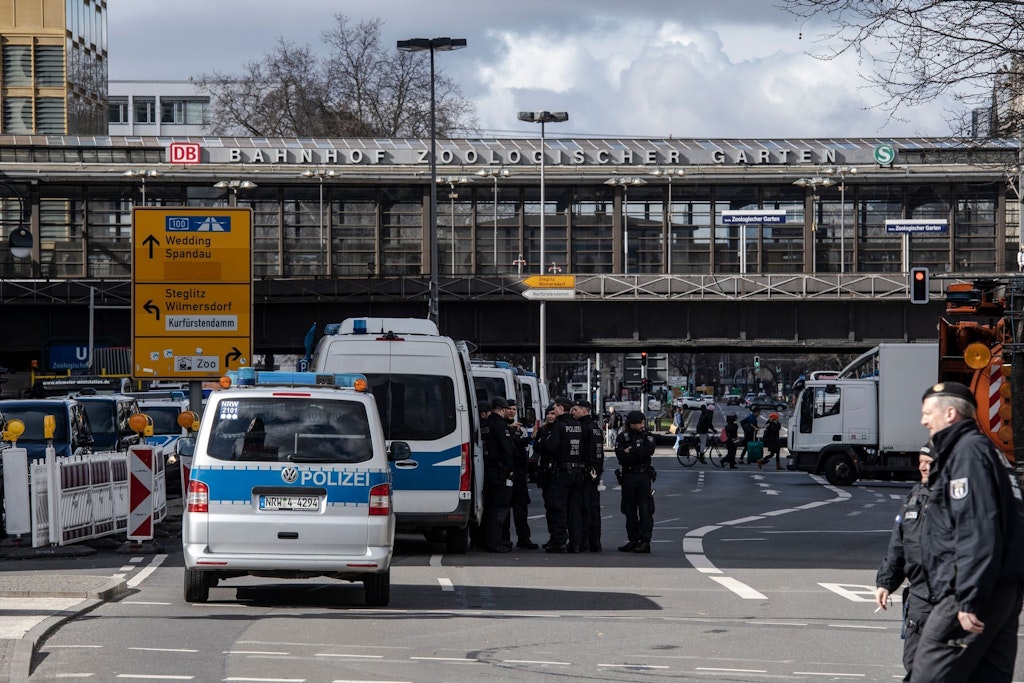 Einsatzfahrzeuge der Berliner Polizei stehen in dem für Verkehr gesperrten Bereich am Hotel Waldorf Astoria am Bahnhof Zoo. 
