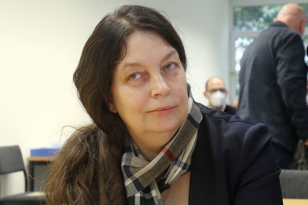 Birgit Malsack-Winkemann sitzt in einem Saal des Verwaltungsgerichts. 