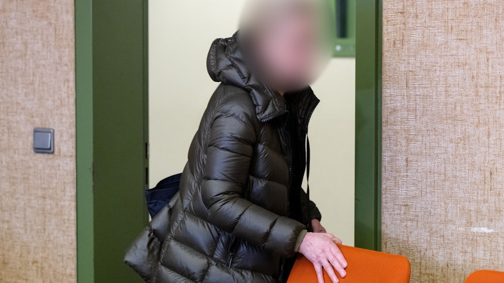 Die angeklagte Frau im Gerichtssaal: Ihr Hund soll einem Kind das halbe Ohr abgebissen haben. 