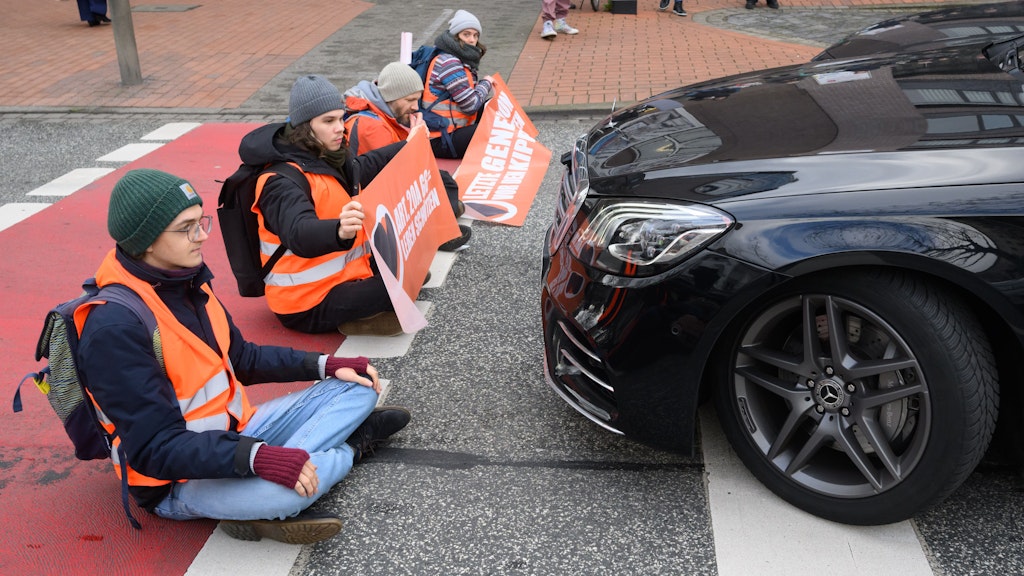 Hannover: Aktivisten der Gruppierung "Letzte Generation" blockieren auf der Hildesheimer Straße am Aegidientorplatz den Verkehr. Hannover hat sich auf Gespräche mit der Gruppe eingelassen. 