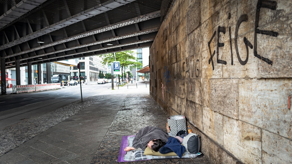 Berlin Charlottenburg Obdachloser in der Kantstraße, Charlottenburg. 
