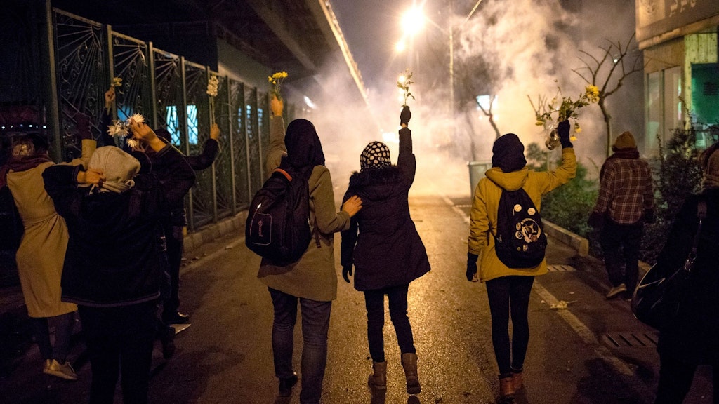 Junge Frauen demonstrieren in Teheran – seit Monaten erschüttern die heftigsten Aufstände gegen das Regime das Land.