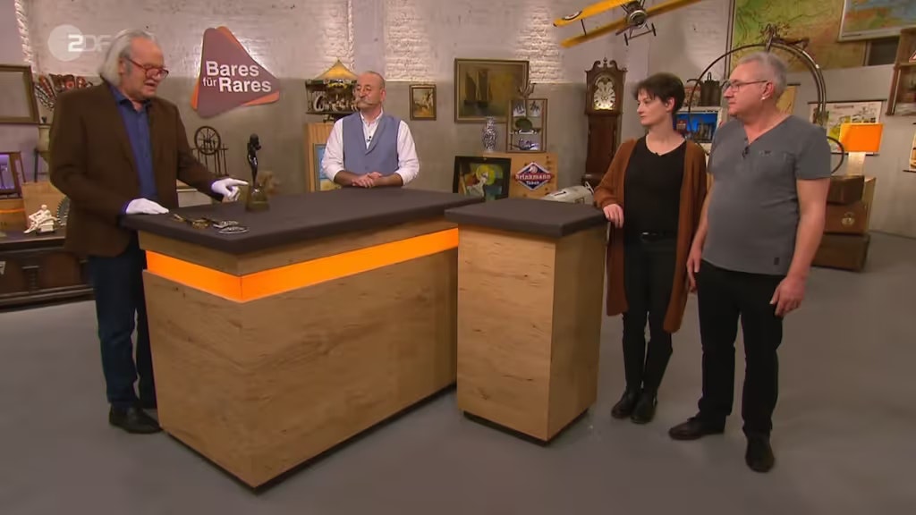 Begeistert erklärt „Bares für Rares“-Experte Albert Meyer die Froschkönig-Bronze.