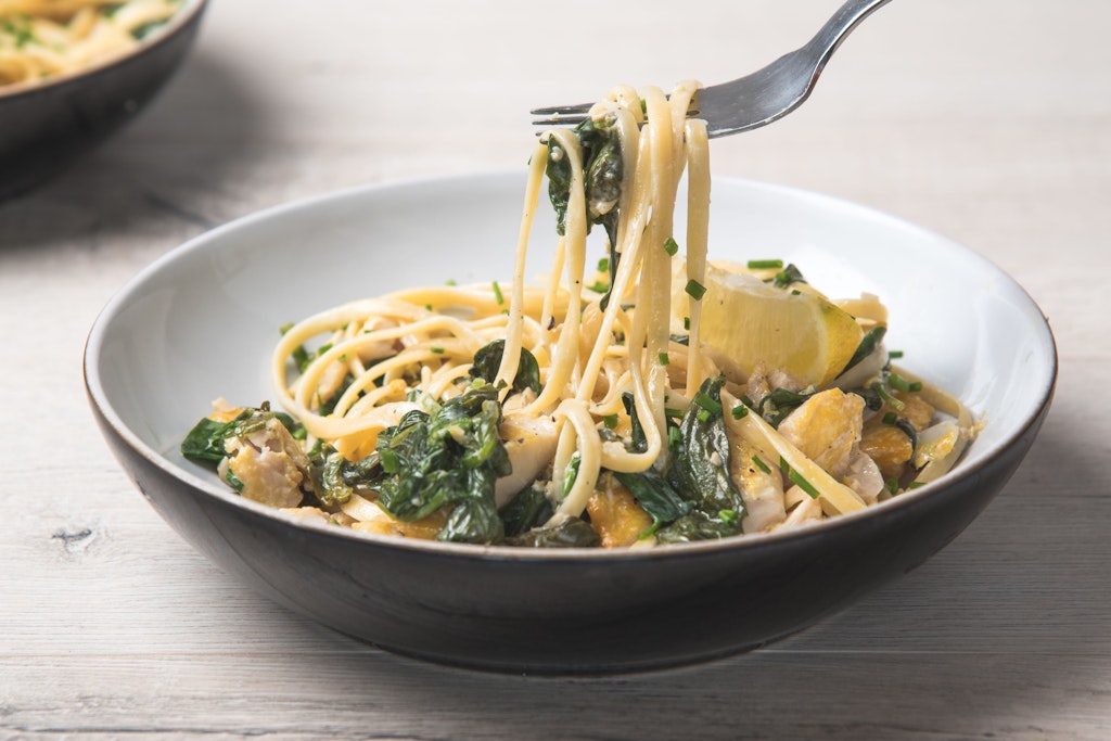 Die Pasta mit Spinat und Frischkäse wird komplett in einer Auflaufform zubereitet – ein klassisches One-Pot-Gericht für den schnellen Feierabend.