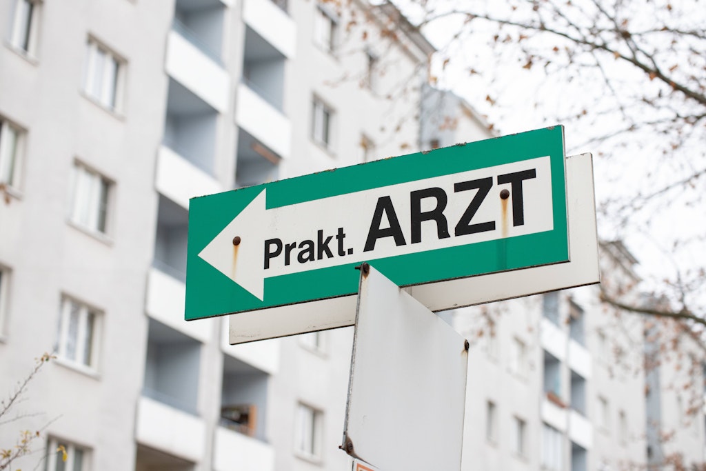 Gut dran ist der, der einen Arzt in der Nähe hat. Auf dem Land herrscht in Deutschland regional Ärztemangel. 
