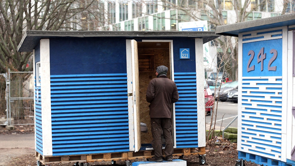 Neukölln hat zusammen mit Friedrichshain Kreuzberg eine Initiative für mehr Safe Places für Obdachlose verabschiedet. Vorstellung des ersten Safe Place in Friedrichshain hinter dem Ostbahnhof.