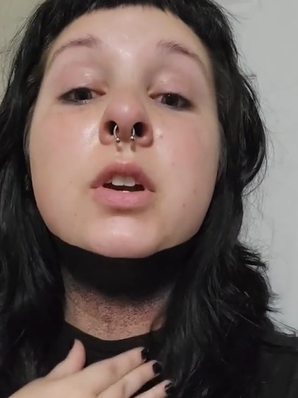 Noch ist das Tattoo nicht vollständig, doch schon sieht sich die junge Frau in einer Identitätskrise.