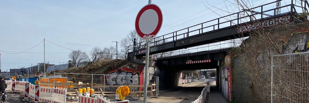 Für Fußgänger passierbar: Die S-Bahnbrücke über die Hämmerlingstraße.