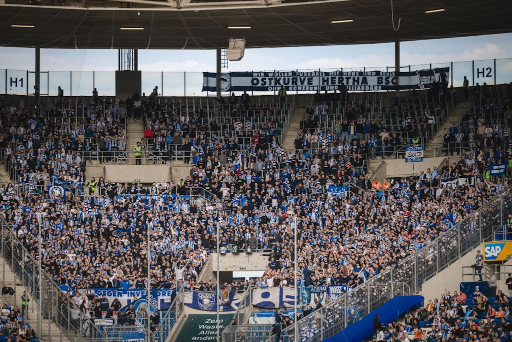 Fans von Hertha BSC protestieren gegen den neuen Investor im Gästeblock. Da gab es keinen Ärger, doch vier Anhänger machten es auch im neutralen Zuschauerbereich.