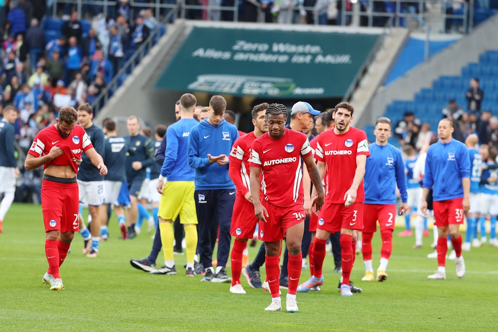 Hängende Köpfe der Spieler nach dem Abpfiff – bei Hertha BSC ist das ein gewohntes Bild geworden: 14 Niederlagen in 25 Spielen.