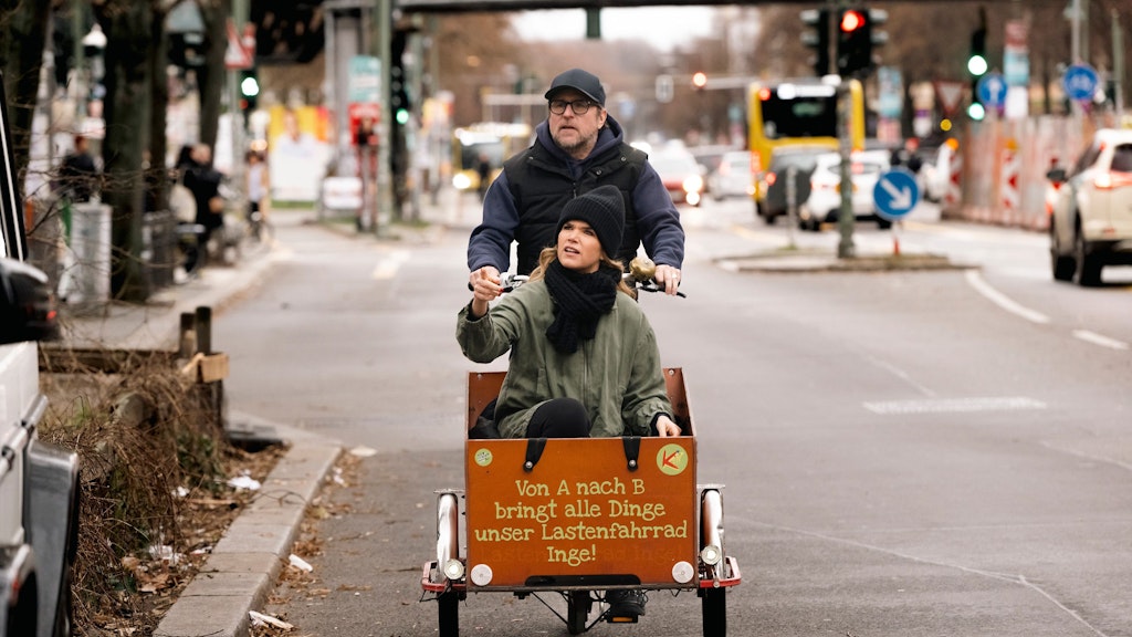 Anke Engelke und Bjarne Mädel nehmen in „Wir können auch anders“ Mobilitätsformen unter die Lupe.