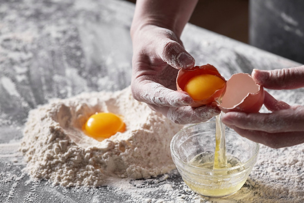 Backen macht Freude - und mit Omas Rezepten erst recht. Hier erfahren Sie, wie Sie einen leckeren Speckfettkuchen zubereiten.