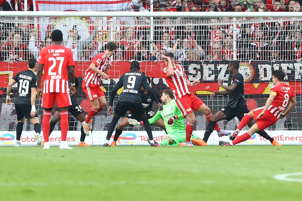 Aus dem Getümmel ins Tor: Rani Khedira (r.) erzielt das 1:0 für den 1. FC Union gegen Eintracht Frankfurt. 
