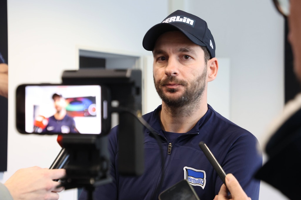 Immer wieder sonntags kommen die bohrenden Fragen über die Krise bei Hertha BSC. Trainer Sandro Schwarz hält neben den Enttäuschungen auf dem Rasen auch das aus. 